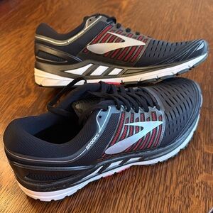 BROOKS Transcend 5.
Men’s size: 11